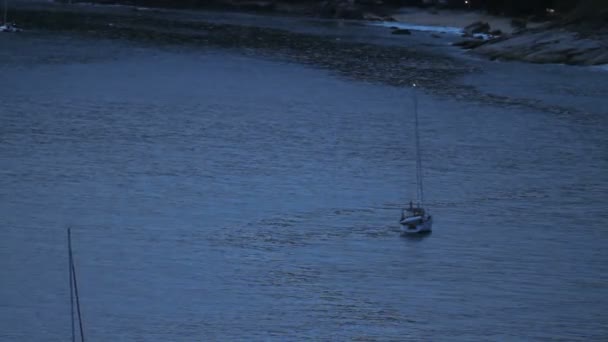 Парусная яхта качается по волнам. Cloudscape на фоне заката. Пхукет-Айленд . — стоковое видео