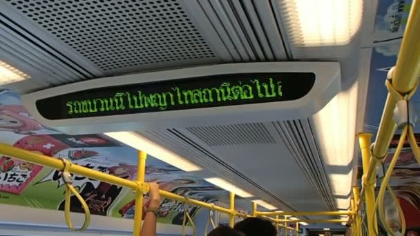 Bangkok, Thailand - 25 oktober 2012. Tekenen en routenummer elektronische tentoongesteld bij het verplaatsen van de openbare bus. — Stockvideo