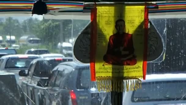 Bangkok, Thajsko - 25. října 2012. Ulice Bangkoku přes přední okno jedoucí autobus. Žlutá vlajka s buddhistický mnich. — Stock video