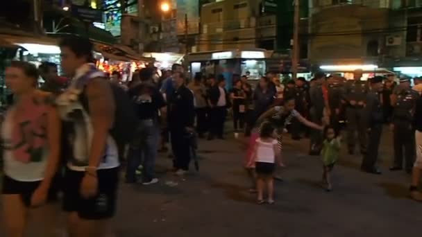 Bangkok, Tayland - 20 Ekim 2012. Gece hayatı Khao San Road. Pass mağazaları yürüme insan kalabalığı. — Stok video