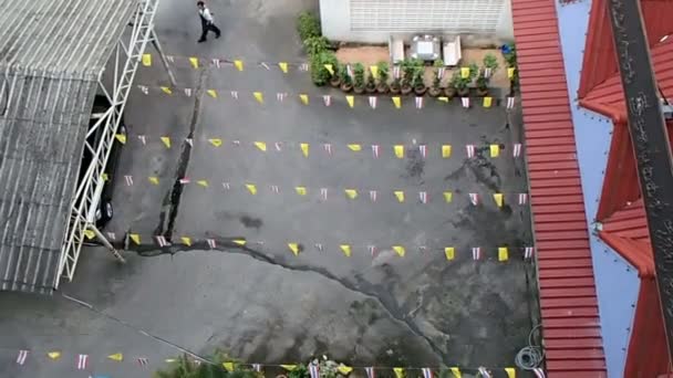 Bangkok, Thailand - 20 oktober 2012. Luchtfoto op touw met kleine vlaggen van Thailand. — Stockvideo