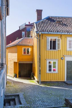 Trondheim, Norveç'in sokaklarda renkli binalar. İskandinav tarzı mimarisinin.
