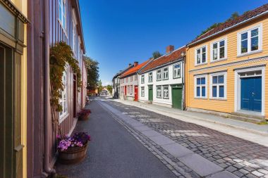 Trondheim, Norveç'in sokaklarda renkli binalar. İskandinav tarzı mimarisinin.