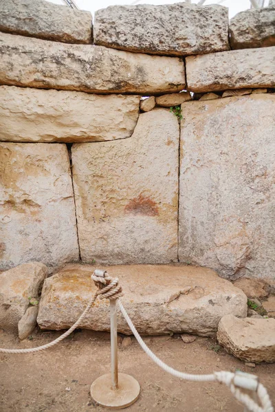 Mnajdra templom belül Hagar Qim megalitikus komplexum. Qrendi, Málta. UNESCO Világörökség. — Stock Fotó