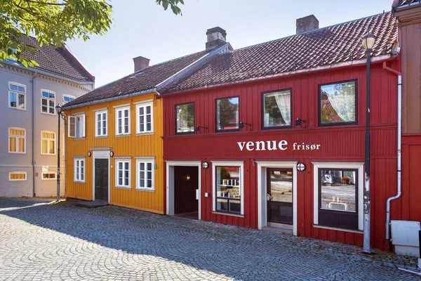 TRONDHEIM, NORVEGIA - 15 luglio 2017. Edifici colorati sulle strade di Trondheim, Norvegia. Stile di architettura scandinava . — Foto Stock