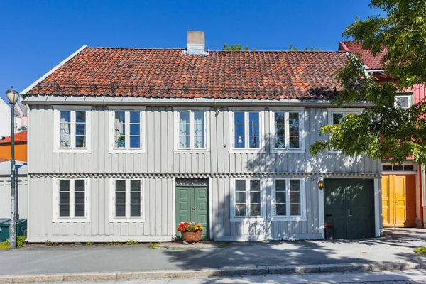 Kleurrijke gebouwen op de straten van Trondheim, Noorwegen. Scandinavische stijl van architectuur. — Stockfoto