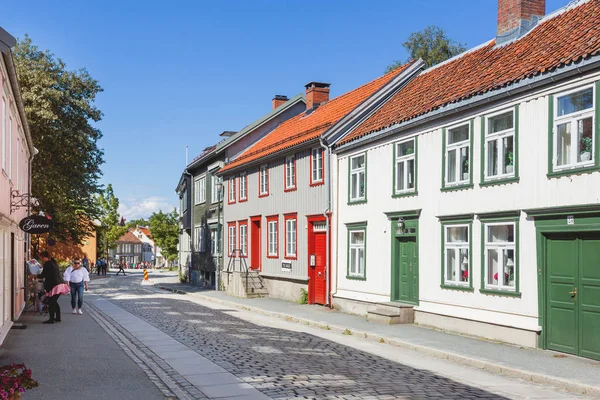 Trondheim, Noorwegen - 15 juli 2017. Kleurrijke gebouwen op de straten van Trondheim, Noorwegen. Scandinavische stijl van architectuur. — Stockfoto