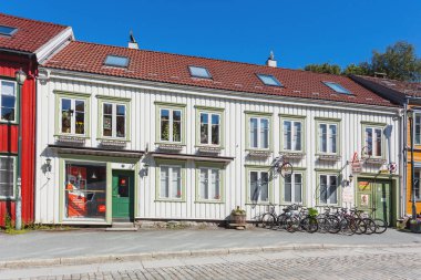 Trondheim, Norveç - 15 Haziran 2017. Trondheim, Norveç'in sokaklarda renkli binalar. İskandinav tarzı mimarisinin.