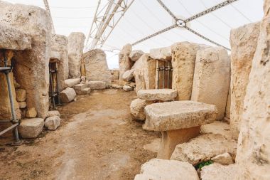 Mnajdra Tapınağı Hagar Qim megalitik kompleks içinde. Qrendi, Malta. UNESCO Dünya Miras Listesi.