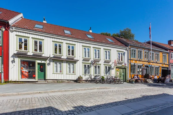 Trondheim, norwegen - 15. juli 2017. bunte bauten auf den straßen von trondheim, norwegen. Skandinavischer Baustil. — Stockfoto