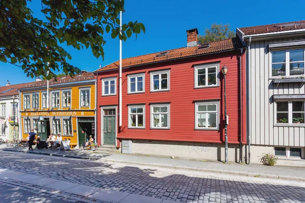 Trondheim, Noorwegen - 15 juli 2017. Kleurrijke gebouwen op de straten van Trondheim, Noorwegen. Scandinavische stijl van architectuur. — Stockfoto