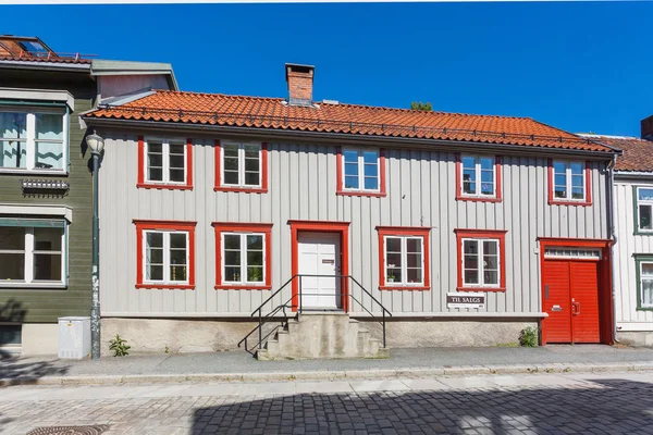 Trondheim, Noorwegen - 15 juli 2017. Kleurrijke gebouwen op de straten van Trondheim, Noorwegen. Scandinavische stijl van architectuur. — Stockfoto