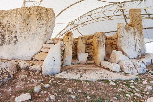 Mnajdra templom belül Hagar Qim megalitikus komplexum. Qrendi, Málta. UNESCO Világörökség. — Stock Fotó