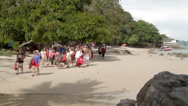 Phuket, thailand - 18. november 2012. Touristen mit Schwimmweste spazieren am laem ka noi beach. — Stockvideo
