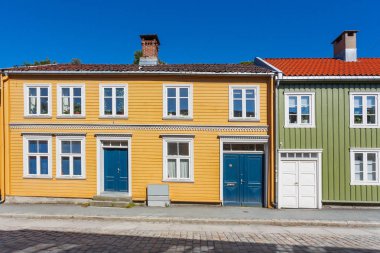 Renkli binalar sokaklarda Arnavut kaldırımlı kaldırım ile. İskandinav tarzı mimarisinin. Trondheim, Norveç.