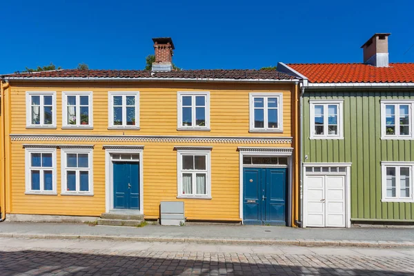 Kleurrijke gebouwen op straten met geplaveide bestrating. Scandinavische stijl van architectuur. Trondheim, Noorwegen. — Stockfoto