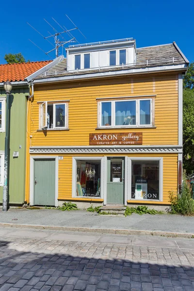 Trondheim, Norveç - 15 Haziran 2017. Renkli binalar ile Arnavut kaldırımlı kaldırım Caddesi üzerinde. İskandinav tarzı mimarisinin.