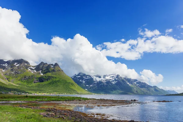 Typisch Scandinavische landschap met weiden, bergen en fjorden. Lofoten eilanden, Noorwegen — Stockfoto