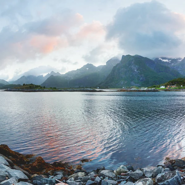 Prachtige zonsondergang Scandinavische landschap met dorp, bergen en fjorden. Lofoten eilanden, Noorwegen. — Stockfoto