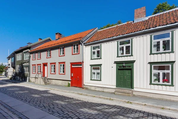 Kleurrijke gebouwen op straten met geplaveide bestrating. Scandinavische stijl van architectuur. Trondheim, Noorwegen — Stockfoto