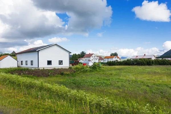 Typisch Scandinavische landschap met weilanden, de landbouwgronden en dorp. Lofoten eilanden, Noorwegen. — Stockfoto