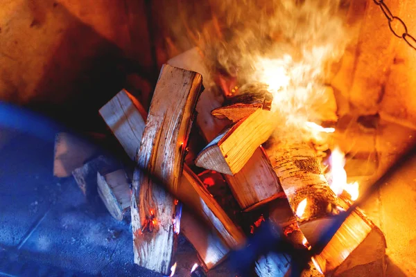 Leña quemada en la chimenea. Fondo rural con llamas de fuego . — Foto de Stock
