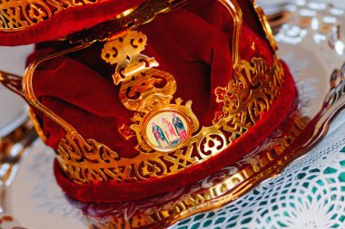 Gelin taçları. Düğün törenine Ortodoks Hristiyan kilisesi sakral ayrıntıları. Rusya.