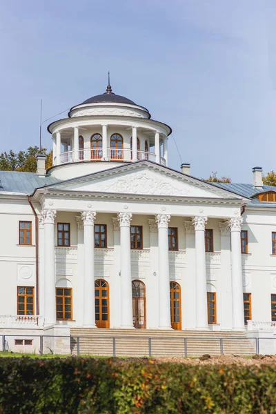 Mansión Ostafyevo. Edificio principal en el centro del parque. Región de Moscú, Rusia . — Foto de Stock