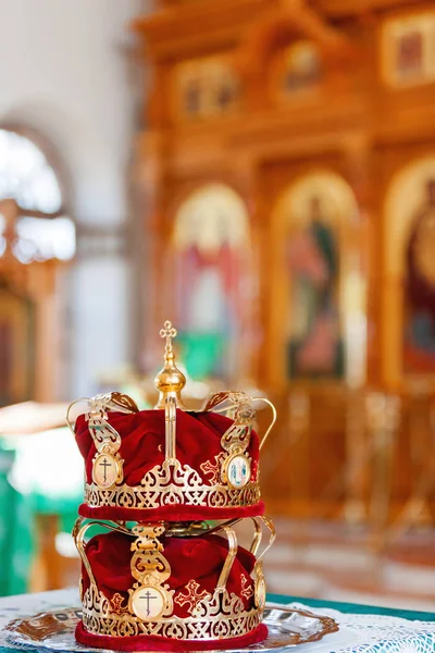 Coronas nupciales. Detalles sacros de la ceremonia nupcial en la Iglesia Ortodoxa Cristiana. Rusia . — Foto de Stock