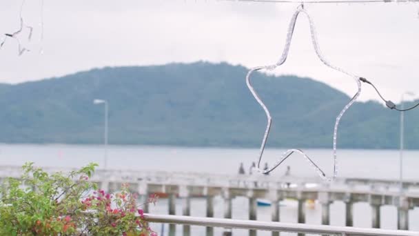 Spegnere stella fatta di lampadine. Vista sul molo di Chalong dopo la pioggia. Phuket, Thailandia . — Video Stock