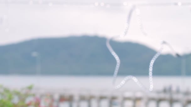 Apagado estrella hecha de bombillas. Vista en el muelle de Chalong después de la lluvia. Phuket, Tailandia . — Vídeos de Stock