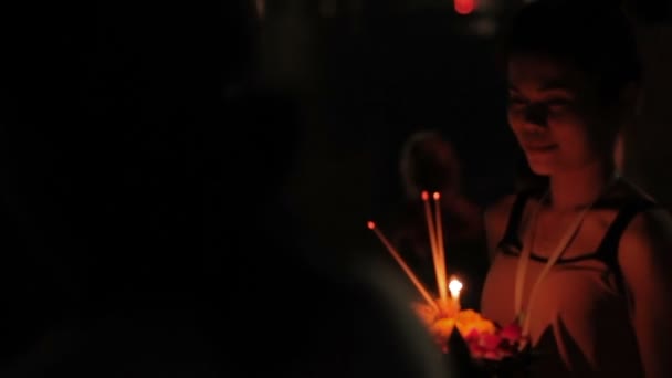 PHUKET, TAILANDIA - 28 de noviembre de 2012. Locales y turistas celebrando Loi Krathong. La gente bajó a las coronas de agua con velas y soltó las linternas chinas del papel del cielo . — Vídeo de stock