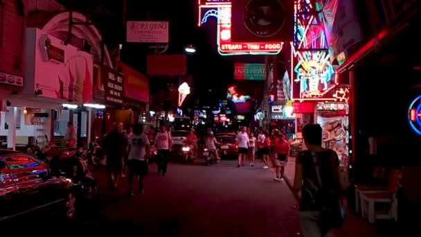 BANGKOK, THAILANDIA - 20 ottobre 2012. Vita notturna su Sukhumvit Road. Pubblicità illuminata cartelloni pubblicitari, folla di locali e turisti . — Video Stock