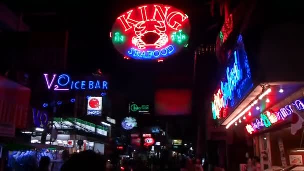 Bangkok, Thailand - 20 oktober 2012. Nachtleven op Sukhumvit road. Verlichte advertizing reclameborden, menigte van locals en toeristen. — Stockvideo