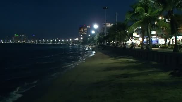 ПАТТАЙЯ, ТАИЛАНД - 29 октября 2012 года. Вид на море ночью. Морской серфинг рядом с набережной . — стоковое видео