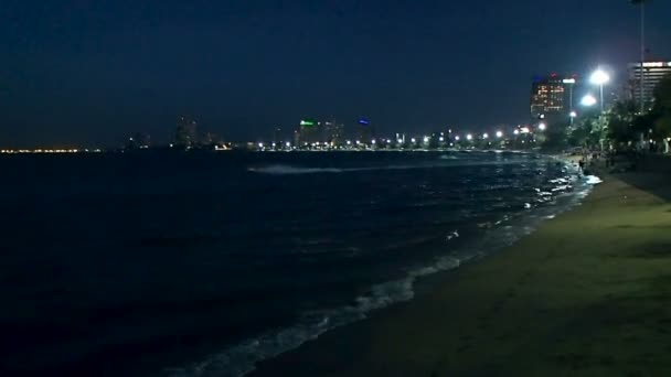 Вид на море ночью. Морской серфинг возле набережной. Паттайя, Таиланд . — стоковое видео