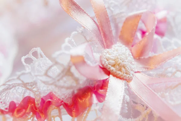 A szövet csipke Rózsa virág gyöngy szív. Esküvői hímzett ruha részletek. — Stock Fotó