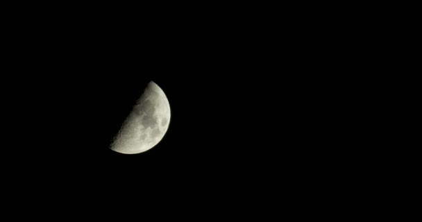 Fondo nocturno natural con cielo oscuro y media luna, satélite terrestre. Fase de encerado gibbous . — Vídeo de stock