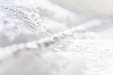 Dantel ipek kumaş düğmeli. Düğün nakış elbise detay. Seçici odak.