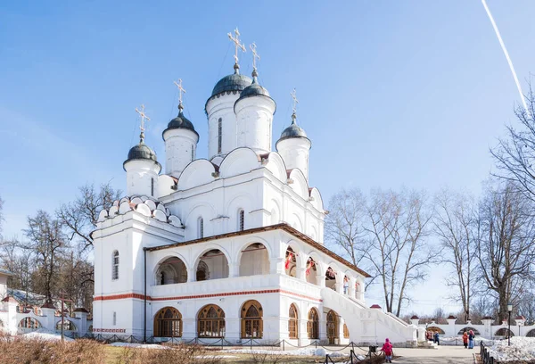 MOSCÚ, RUSIA - 8 de abril de 2018. Catedral de la Transfiguración en Bolshie Vyazyomy Manor, propiedad de los príncipes Golitsyn. La iglesia cristiana, fue construida a finales del siglo XVI —  Fotos de Stock