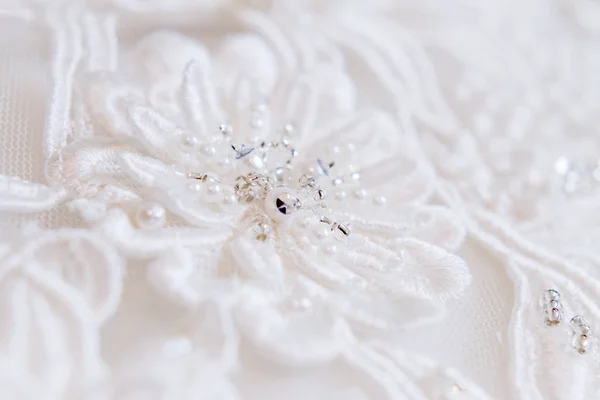 Menyasszony ruha hímzett elemek és gyöngyök. Esküvő menyasszonyi hagyományos szimbolikus tartozék. — Stock Fotó