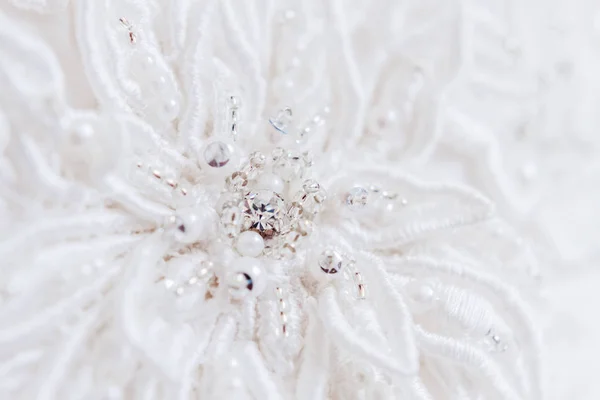 Vestido de noiva com elementos bordados e contas. Acessório simbólico tradicional nupcial para cerimônia de casamento . — Fotografia de Stock