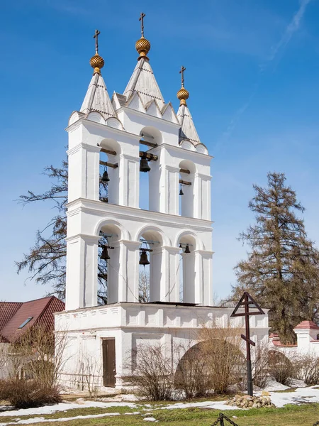 モスクワ, ロシア連邦 - 2018 年 4 月 8 日。古代の鐘タワーの変容大聖堂 Bolshie Vyazyomy マナー、王子 Golitsyn の不動産で。木のか末にキリスト教の教会が建設されました。 — ストック写真