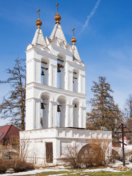 MOSCÚ, RUSIA - 8 de abril de 2018. Antiguo campanario de la Catedral de la Transfiguración en Bolshie Vyazyomy Manor, propiedad de los príncipes Golitsyn. La iglesia cristiana, fue construida a finales del siglo XVI —  Fotos de Stock