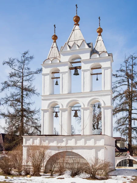 MOSCÚ, RUSIA - 8 de abril de 2018. Antiguo campanario de la Catedral de la Transfiguración en Bolshie Vyazyomy Manor, propiedad de los príncipes Golitsyn. La iglesia cristiana, fue construida a finales del siglo XVI —  Fotos de Stock
