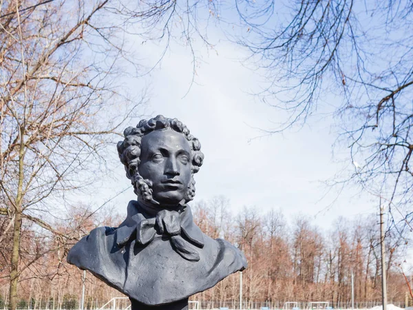 MOSCA, RUSSIA - 08 aprile 2018. Monumento al famoso poeta russo Pushkin A.S. Primavera giornata di sole nel parco . — Foto Stock