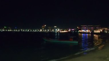 Deniz kıyısında geceleri görüntüleyin. Deniz setin sörf. Pattaya, Tayland.