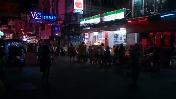 芭堤雅, 泰国-2012年10月20日。步行街上的夜生活。Tuktuk 自行车, 照明广告广告牌, 当地人和游客的人群. — 图库视频影像