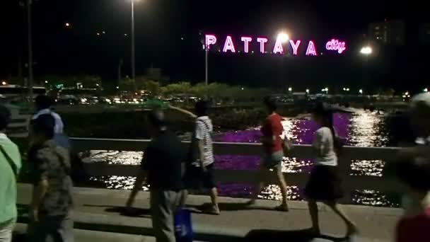 Pattaya, Tayland - 25 Ekim 2012. Işıklı kelime Pattaya Turist yürümek geçmek. — Stok video