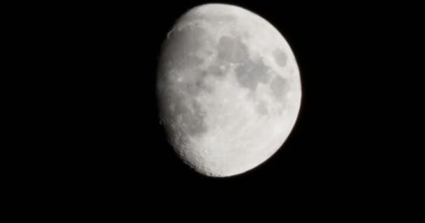 Naturliga natt bakgrund med mörk himmel och halv månen, jorden satellit. Vaxning puckelryggig fas. — Stockvideo